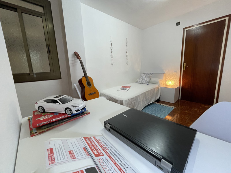 Dormitorio individual amueblado y mesa de despacho